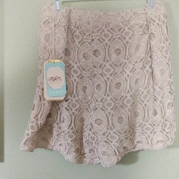 Shorta - Picture 2 of 4